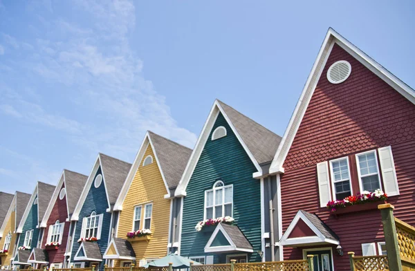 Rangée de maisons colorées Image En Vente