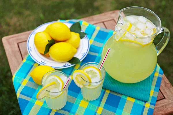 新鲜柠檬汁 — 图库照片