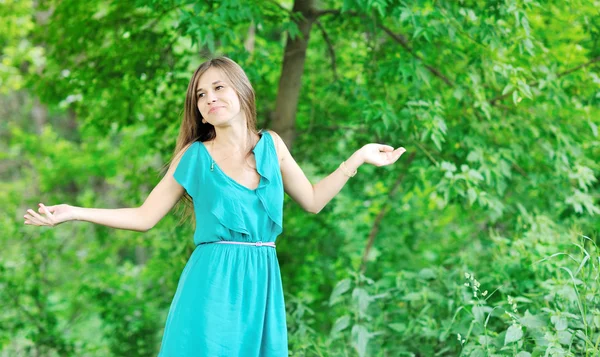 Young woman wondering near a copyspace outdoors — Stock Photo, Image
