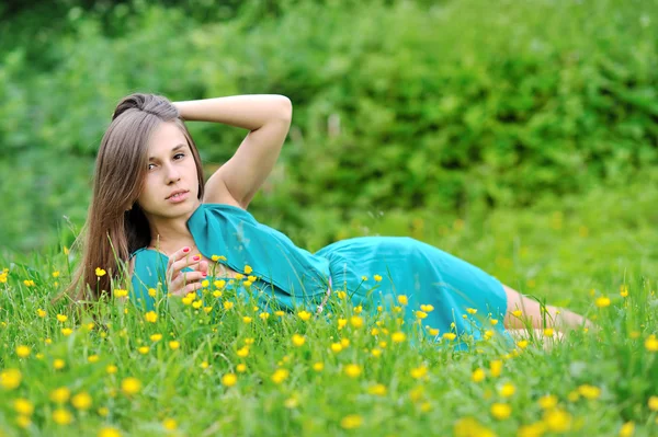 草で横になっている若い可愛い女の子 — ストック写真