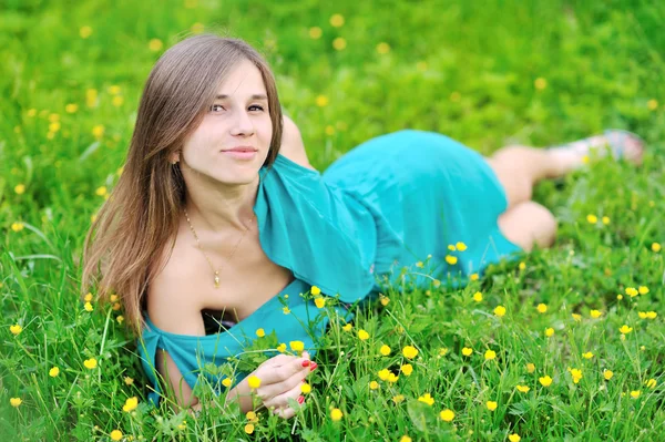 Fiatal hölgy a fű, szabadságot élvező fekve — Stock Fotó