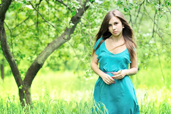 Genç güzel kız ormanda ayakta — Stok fotoğraf