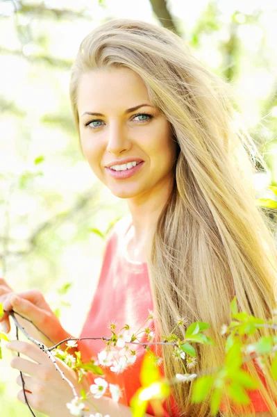 Young happy beautiful woman outdoors — Stock Photo, Image