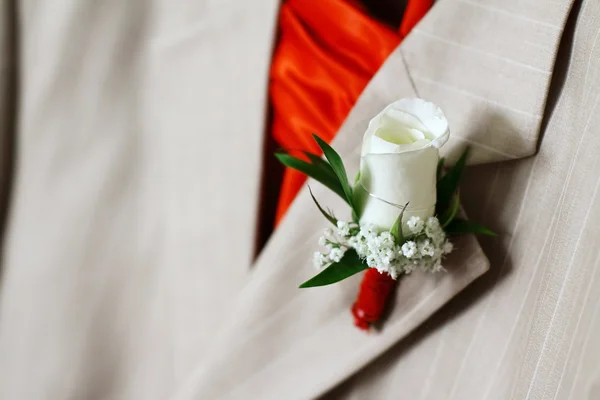 Μπουτονιέρα γάμο σε ένα κοστούμι — Φωτογραφία Αρχείου