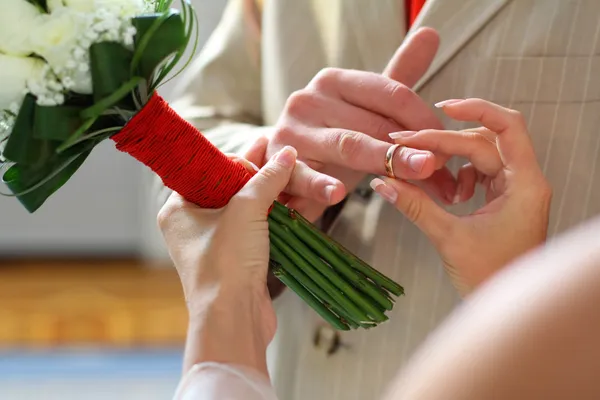 Braut steckt Bräutigam einen Ehering an den Finger — Stockfoto