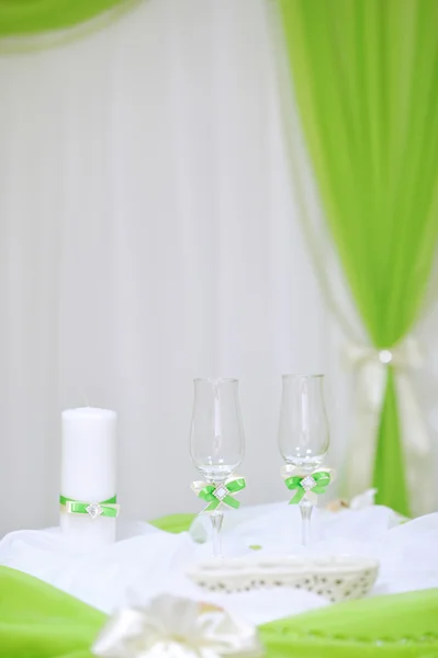 Bröllop glasögon bakom dekorationer i bakgrunden — Stockfoto