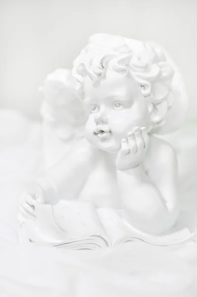 Скульптура ангела на белом фоне — стоковое фото