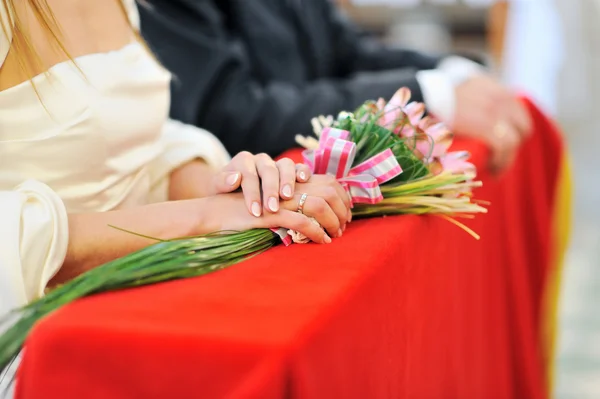 Bruid bruiloft boeket houden tijdens de ceremonie van het huwelijk — Stockfoto