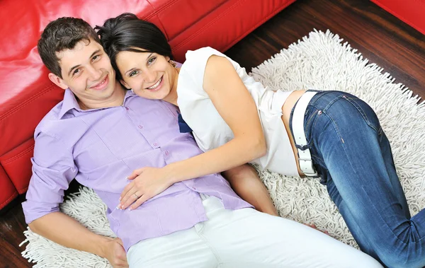 Feliz joven pareja en casa —  Fotos de Stock