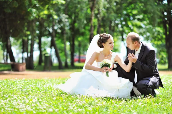 Bröllop par utomhus — Stockfoto
