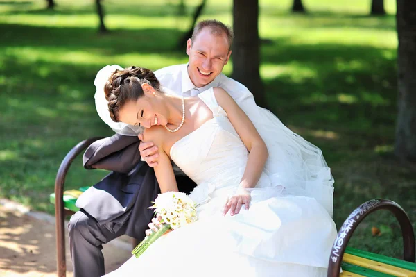 Ženich a nevěsta spolu dobře baví — Stock fotografie