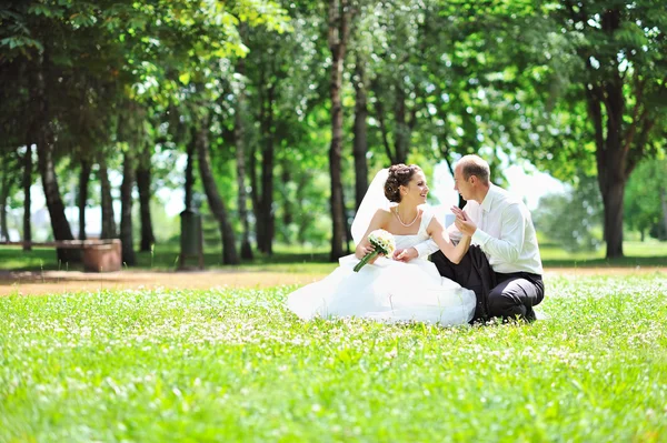 잔디에 결혼식 한 쌍 — 스톡 사진