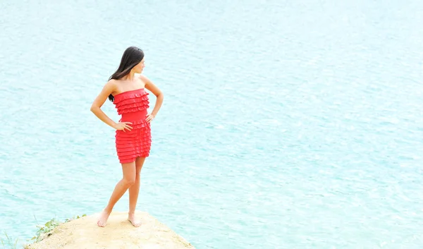 아름 다운 여자는 바다-전체 길이 초상화 포즈 — 스톡 사진