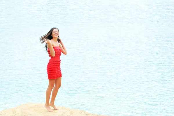 Mulher bonita se divertindo junto ao mar — Fotografia de Stock