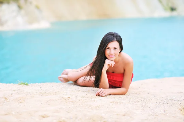 Schöne Mädchen an einem Strand entspannen in der Nähe eines Copyspace — Stockfoto