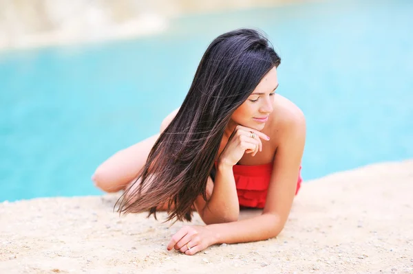 Menina bonita relaxante em uma praia — Fotografia de Stock
