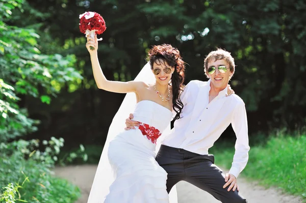 幸福的新娘和新郎在公园 — 图库照片