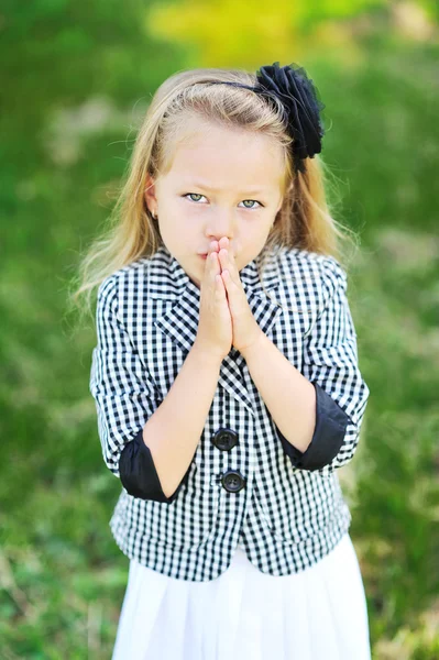 Μικρό κορίτσι προσεύχεται — Φωτογραφία Αρχείου