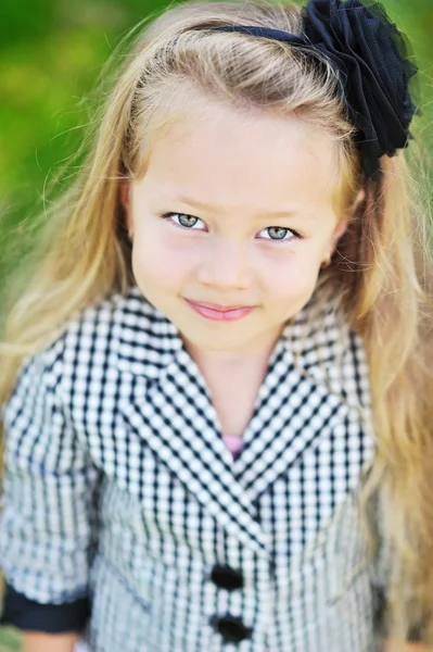 Portret van mooie meisje - closeup — Stockfoto
