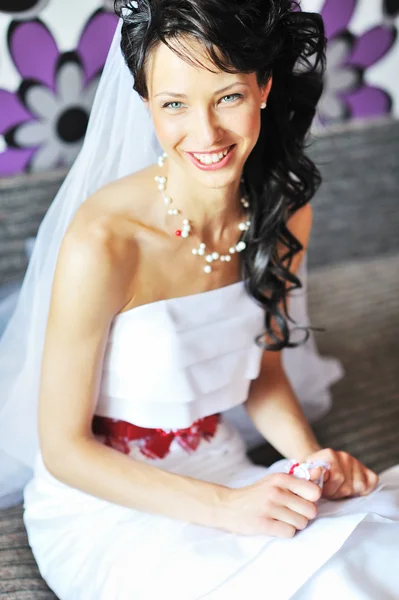 Jovem noiva bonita se preparando e sorrindo — Fotografia de Stock