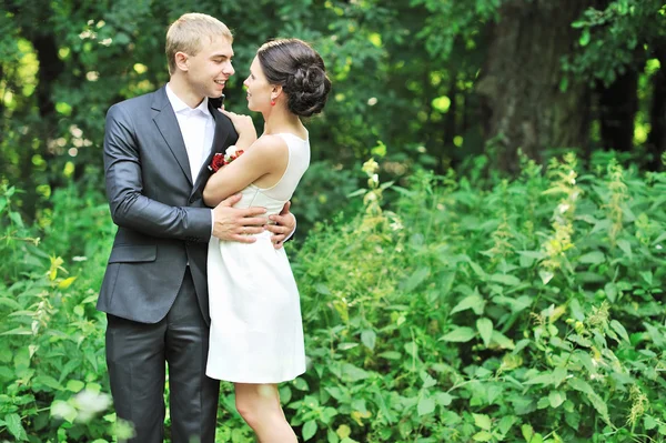 Lycklig man och kvinna kramar varandra utomhus — Stockfoto