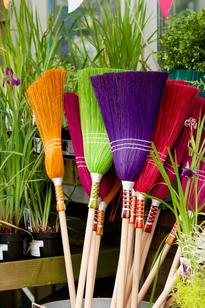 Escobas de jardinería coloridas — Foto de Stock
