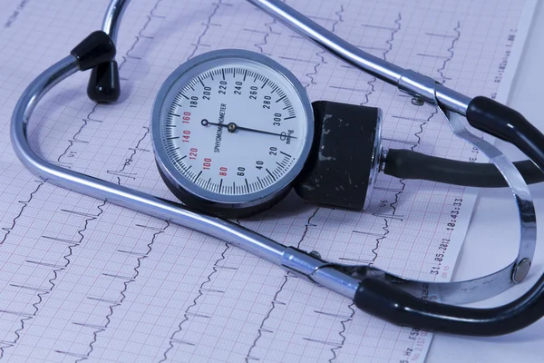 Medyczny stetoskop leżącego na wykres EKG — Zdjęcie stockowe