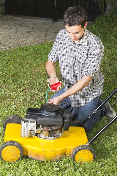 黄色の芝生の発動機を修復します。 — ストック写真