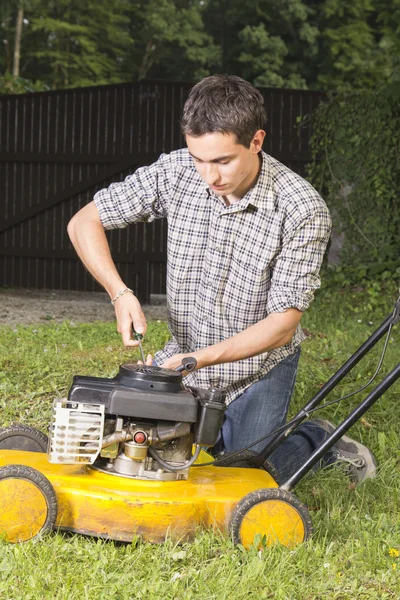 Reparera gul gräsmatta mover — Stockfoto