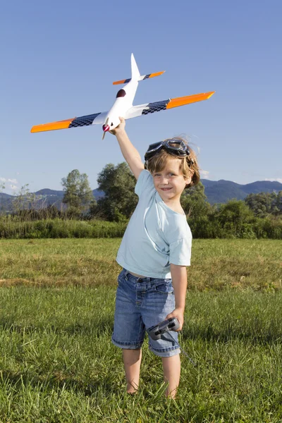 Niño preparándose para lanzar avión RC — Foto de Stock