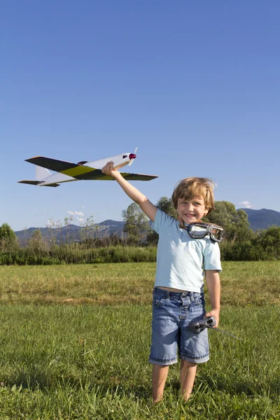 Niño preparándose para lanzar avión RC — Foto de Stock