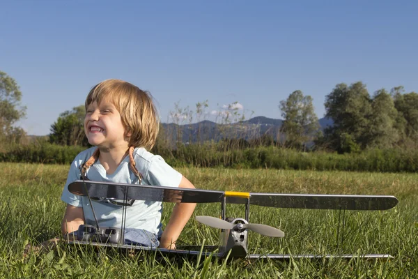 Rc ラジコン飛行機と非常に幸せな少年 — ストック写真