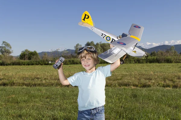 Muchacho muy feliz con RC RC avión — Foto de Stock