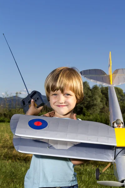 Очень счастливый мальчик с самолетом RC RC — стоковое фото