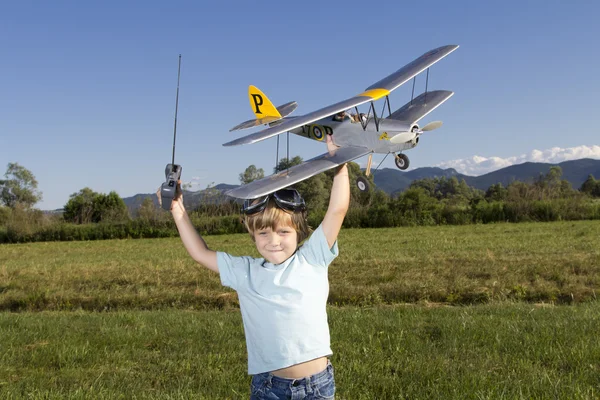 Rapaz muito feliz com RC RC avião — Fotografia de Stock