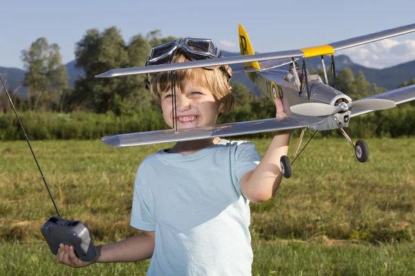 Очень счастливый мальчик с самолетом RC RC — стоковое фото