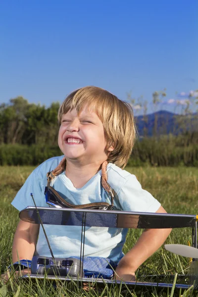 Glad ung pojke med rc rc plan — Stockfoto