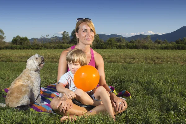 Schattige jonge moeder met 4 jaar oude zoon genietend van zonnige Zomermiddag — Stockfoto