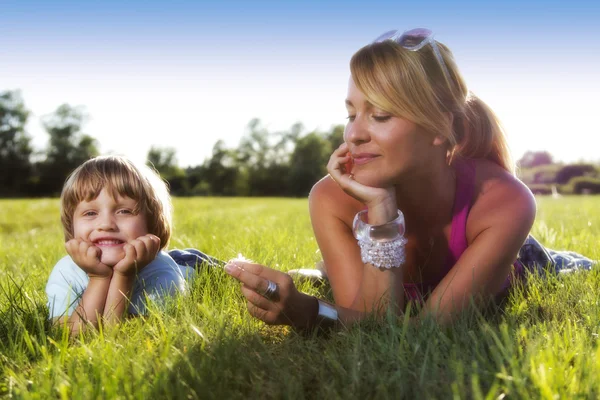 Cute young mother with 4 years old son enjoying sunny summer afternoon — Stock Photo, Image