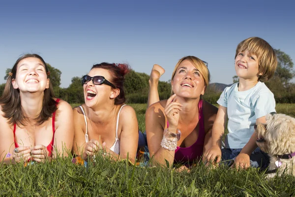 Família feliz desfrutando ao ar livre em um dia ensolarado — Fotografia de Stock