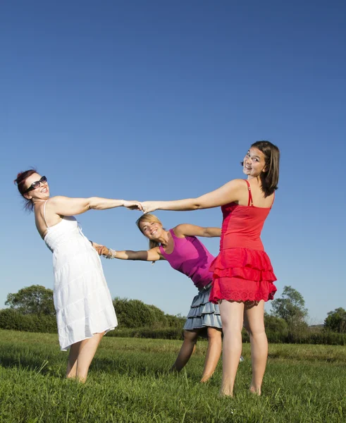 Sorrindo namoradas dançando e curtindo a tarde ensolarada de verão — Fotografia de Stock