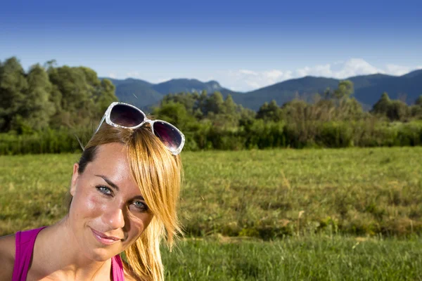 Portrait of beautiful girl enjoying sunny summer afternoon — Stock Photo, Image
