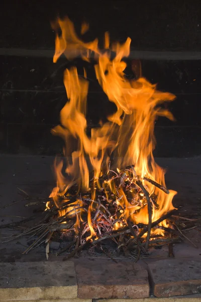 Fiamme di fuoco nel camino tradizionale — Foto Stock