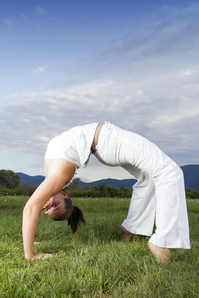 Jovem atraente realizando Yoga — Fotografia de Stock