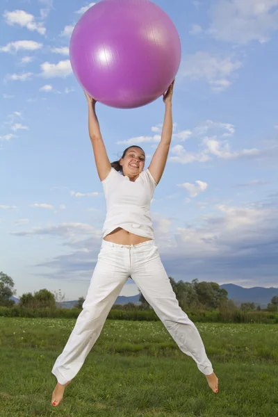 Söt kvinna arbetar med en boll — Stockfoto