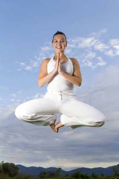 Brunet kız uçan & yüzen yoga - performans — Stok fotoğraf