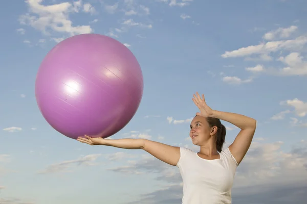 Linda mujer haciendo ejercicio con una pelota —  Fotos de Stock