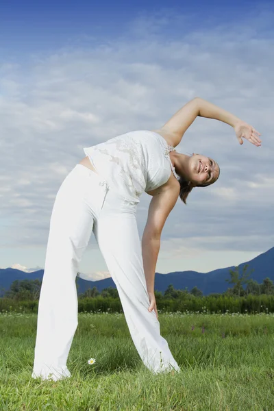 Aantrekkelijke jonge vrouw uitvoeren van yoga — Stockfoto