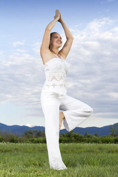 Attraktiv ung kvinna utför yoga — Stockfoto