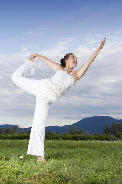 Attraktive junge Frau beim Yoga — Stockfoto